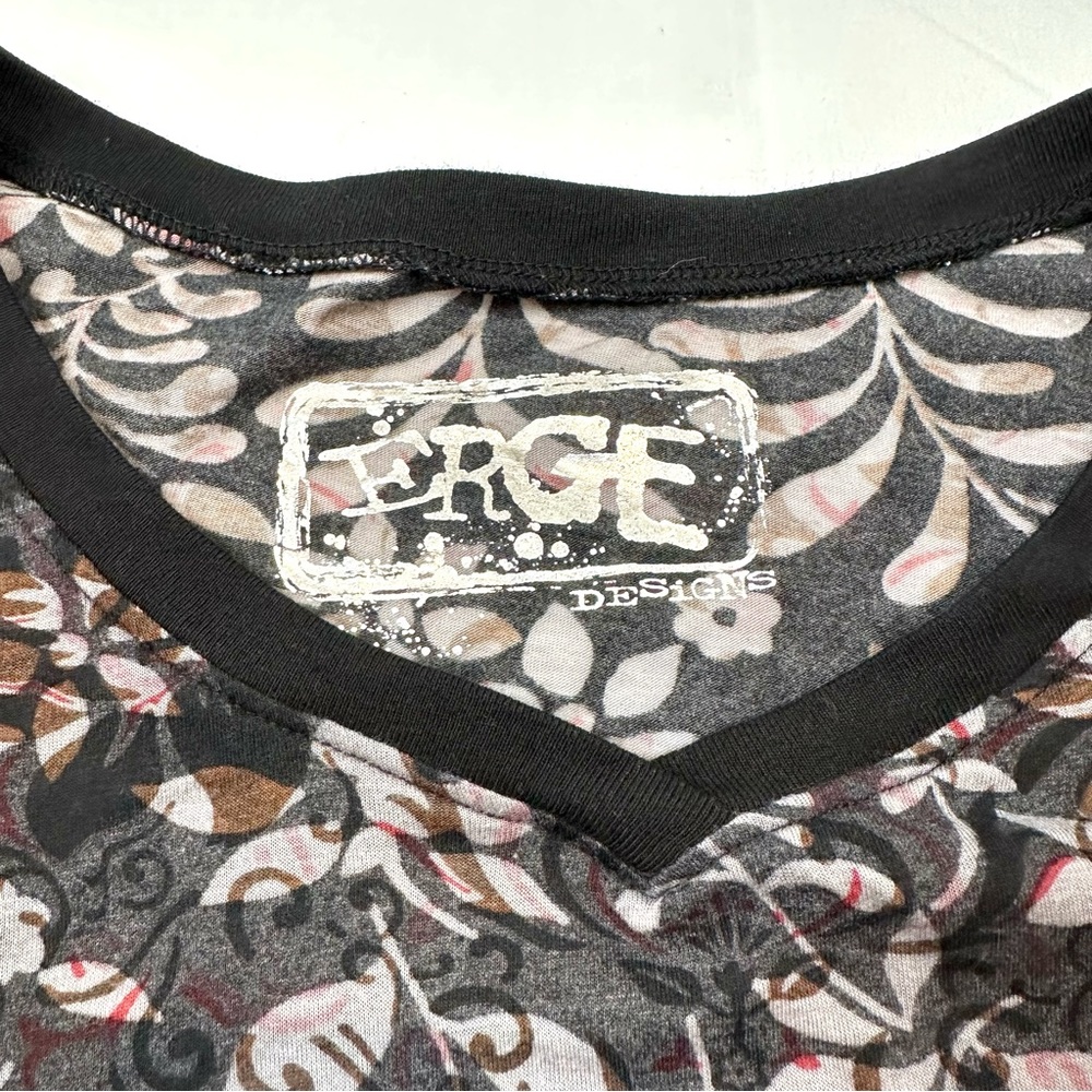 Erge Designs Black Floral Print Short Sleeved Tee - Picture 4 of 5